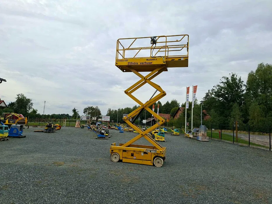 Haulotte Compact 8W 2002 | Podnośnik nożycowy | Zwyżka elektryczna | Nowe akumulatory (Genie)